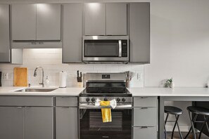 Estudio | Cocina privada | Frigorífico, microondas, horno y placa de cocina