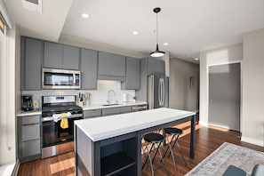 Apartment | Eigene Küche | Kühlschrank, Mikrowelle, Ofen, Herdplatte