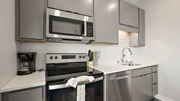 Studio | Privékeuken | Een koelkast, een magnetron, een oven, een kookplaat