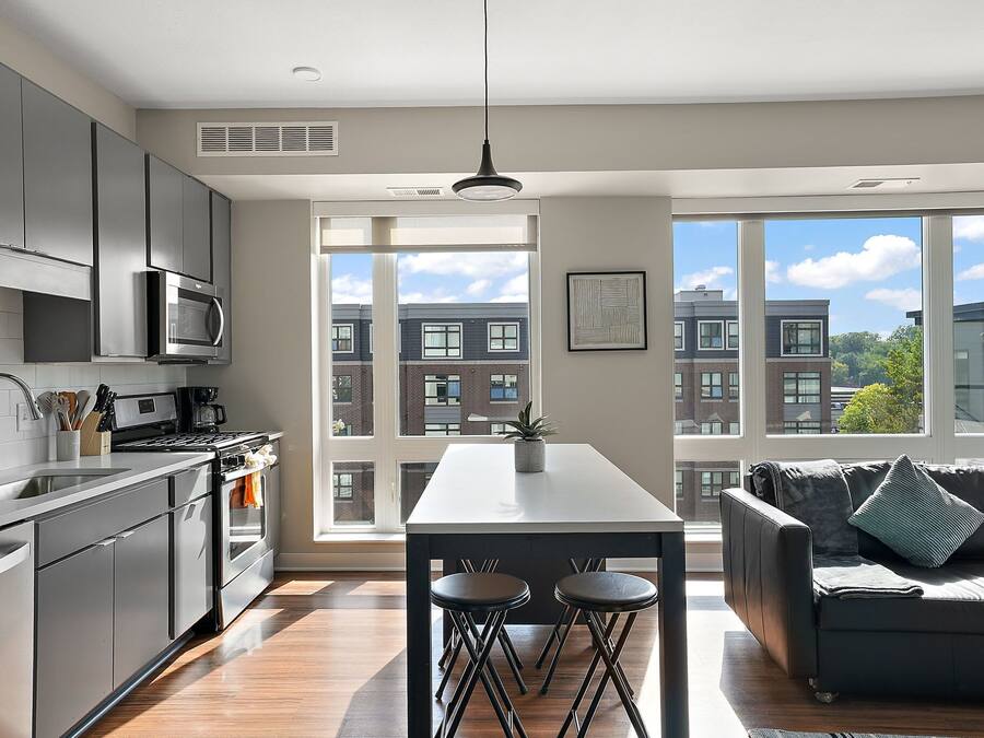 Apartamento, 3 quartos | Cozinha privada | Geladeira, micro-ondas, fogão, cooktop