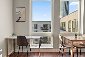 Living area - CozySuites Marquee (Minneapolis)