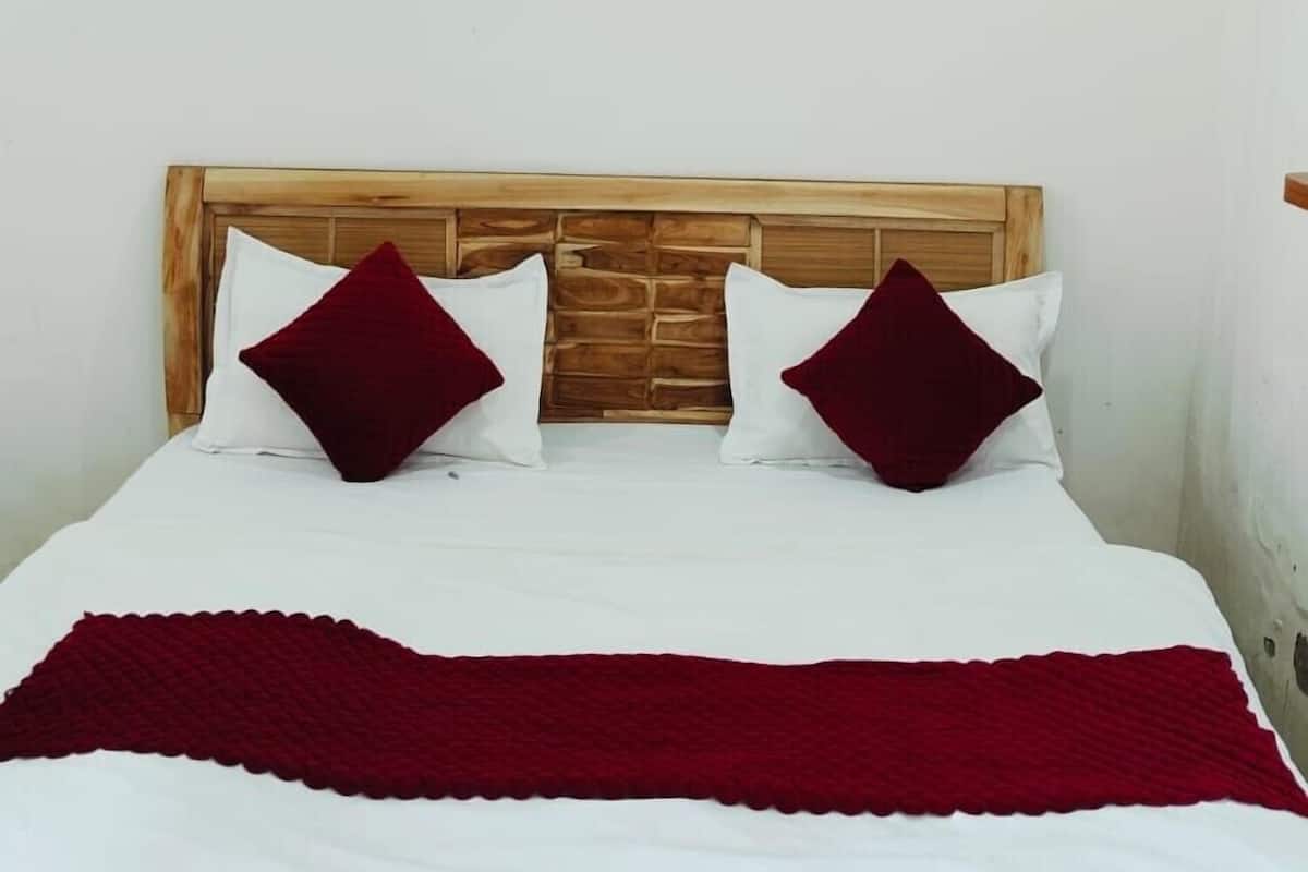 Double Room | Rollaway beds, free WiFi, bed sheets