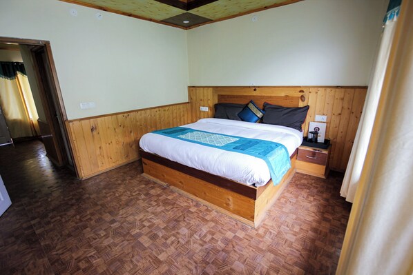 Deluxe Room, Balcony, Valley View | Desk, free WiFi