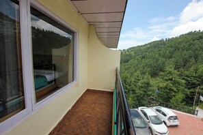 Deluxe Room, Balcony, Valley View | Desk, free WiFi