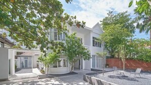 A modern house with a courtyard, including a seating area and a small pool.