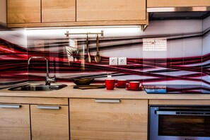 Fridge, oven, stovetop, dishwasher