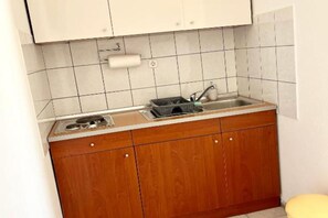 Kühlschrank, Herdplatte, Esstisch