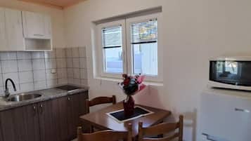 Refrigerador, microondas, parrilla de estufa y comedor