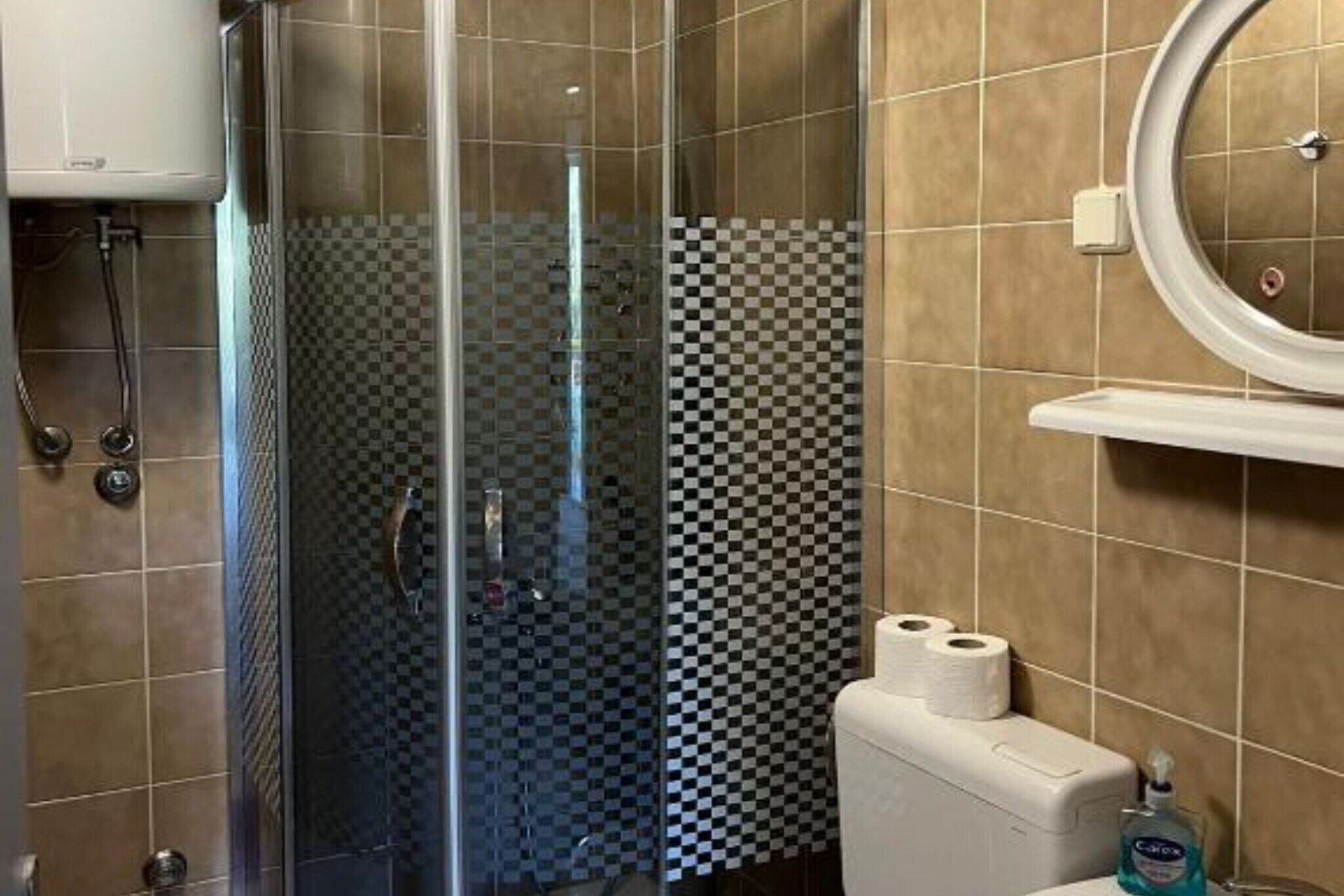 Douche, serviettes fournies, papier toilette