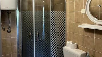 Douche, serviettes fournies, papier toilette