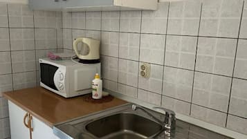 KylskÄp, mikrovÄgsugn, spishÀll och vattenkokare