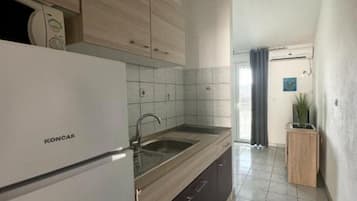 Fridge, microwave, stovetop, electric kettle