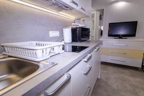 Réfrigérateur, four à micro-ondes, surface de cuisson, cafetière-théière