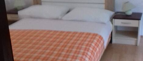 Travel cot, free WiFi