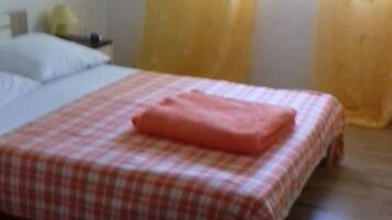 Travel cot, free WiFi
