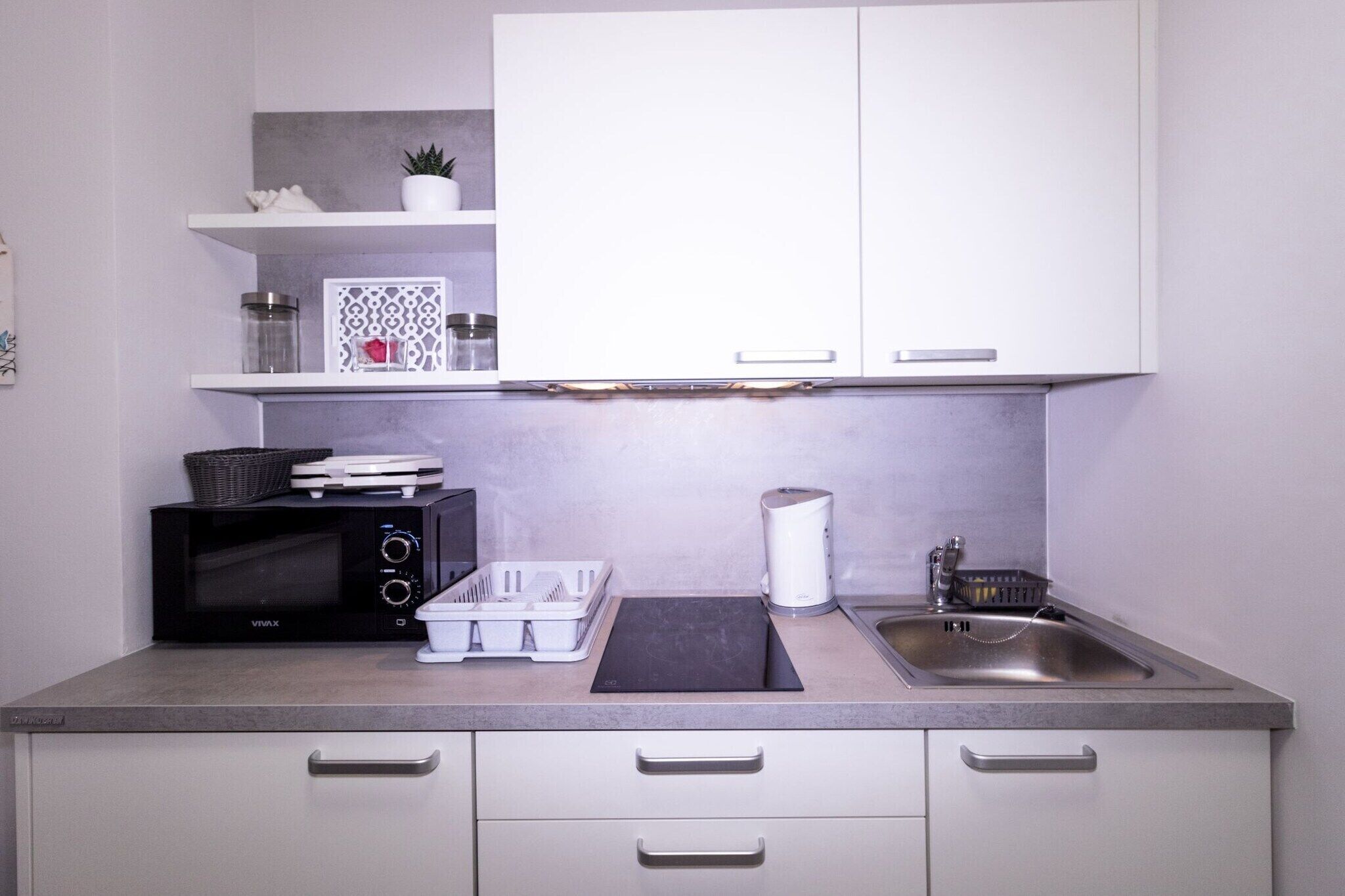 Kühlschrank, Mikrowelle, Herdplatte, Wasserkocher mit Kaffee-/Teezubehör