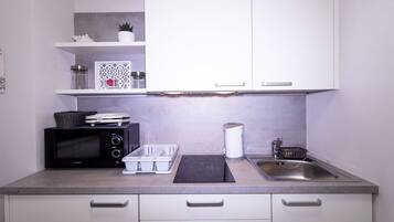 Réfrigérateur, micro-ondes, plaque de cuisson, cafetière/bouilloire