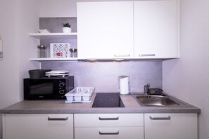 Kühlschrank, Mikrowelle, Herdplatte, Wasserkocher mit Kaffee-/Teezubehör