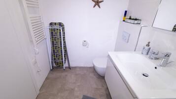 Douche, sèche-cheveux