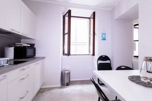 Kühlschrank, Mikrowelle, Herdplatte, Wasserkocher mit Kaffee-/Teezubehör