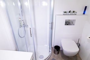 Douche, sèche-cheveux, serviettes fournies