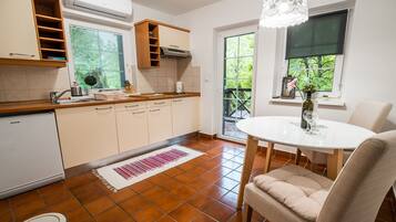 Refrigerador, microondas, placa de cocina, tostadora