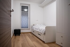 3 bedrooms, iron/ironing board, internet