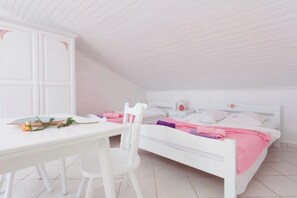 Iron/ironing board, travel cot, free WiFi
