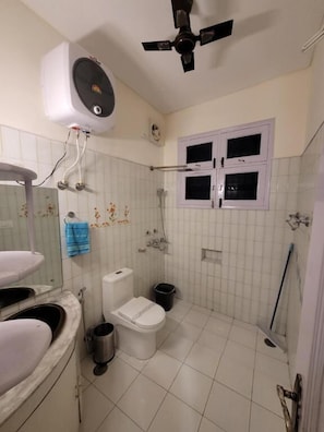 Bañera, artículos de tocador gratuitos, toallas, papel higiénico