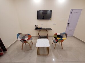 Studio Presidential | Phòng cách âm, bàn ủi/dụng cụ ủi quần áo 