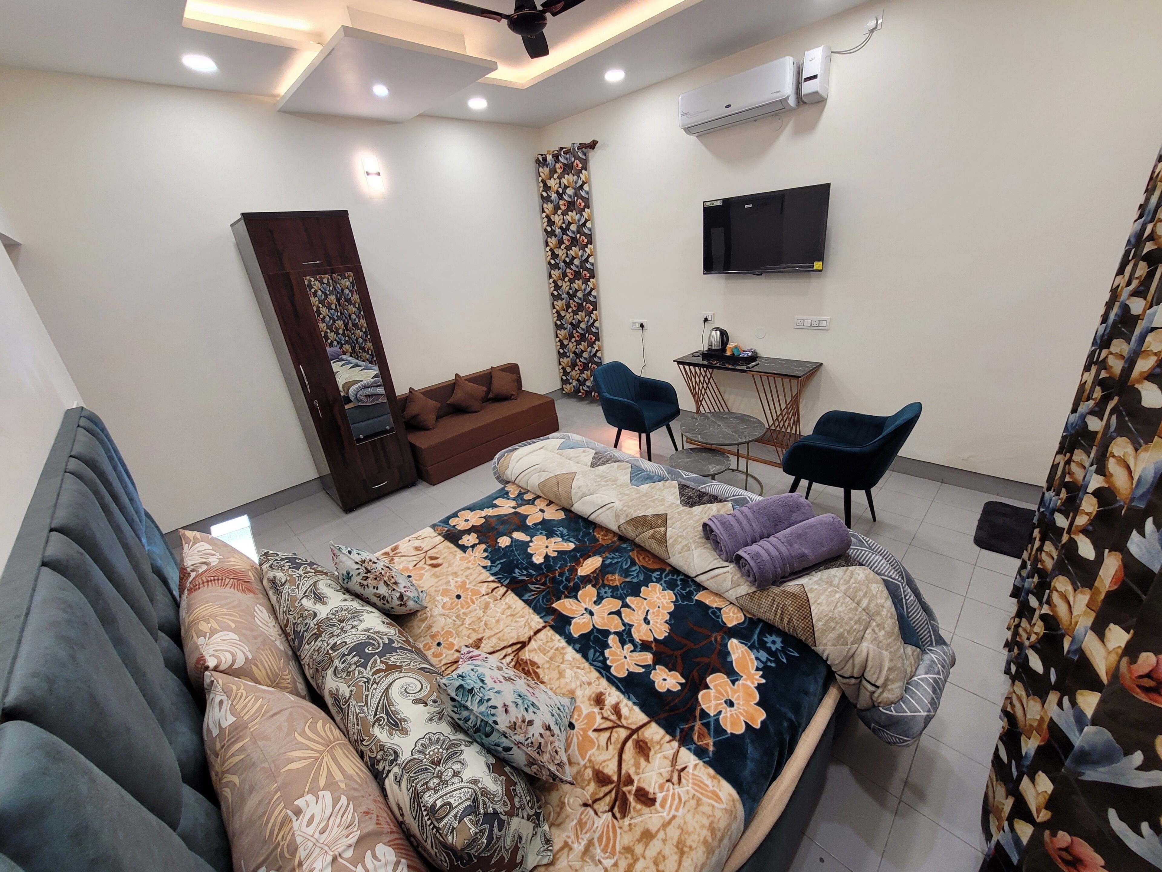 Studio phong cách cổ điển | Phòng cách âm, bàn ủi/dụng cụ ủi quần áo 