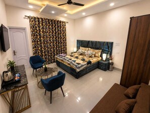 Soundproofing, iron/ironing board, free WiFi - Regalia Home (Jammu)