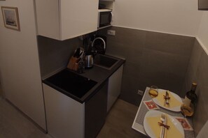 Fridge, microwave, stovetop - Room Porat 2 with Private Terrace - DB with Private Terrace (Dubrovnik)