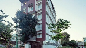 Un edificio a più piani con tetto piano e balconi.