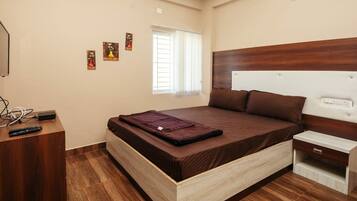 Standard Studio, Park View | Desk, free WiFi