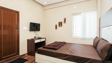Standard Studio, Park View | Desk, free WiFi