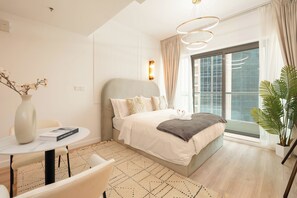 1 makuuhuone, tallelokero huoneessa, työpöytä, silitysrauta/-lauta