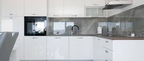 Fridge, oven, stovetop, dishwasher