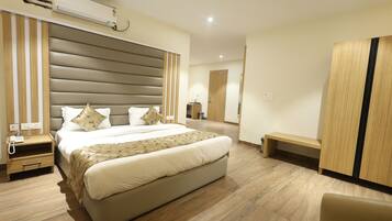 Deluxe-Doppelzimmer, Stadtblick | Schreibtisch, laptopgeeigneter Arbeitsplatz, kostenloses WLAN