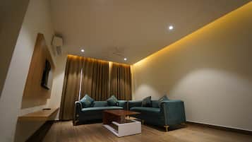 Superior Suite, Balcony, Resort View | Living area