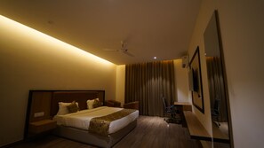 Camera Luxury con letto matrimoniale o 2 letti singoli, balcone, vista piscina | Una scrivania, postazione laptop, Wi-Fi gratuito