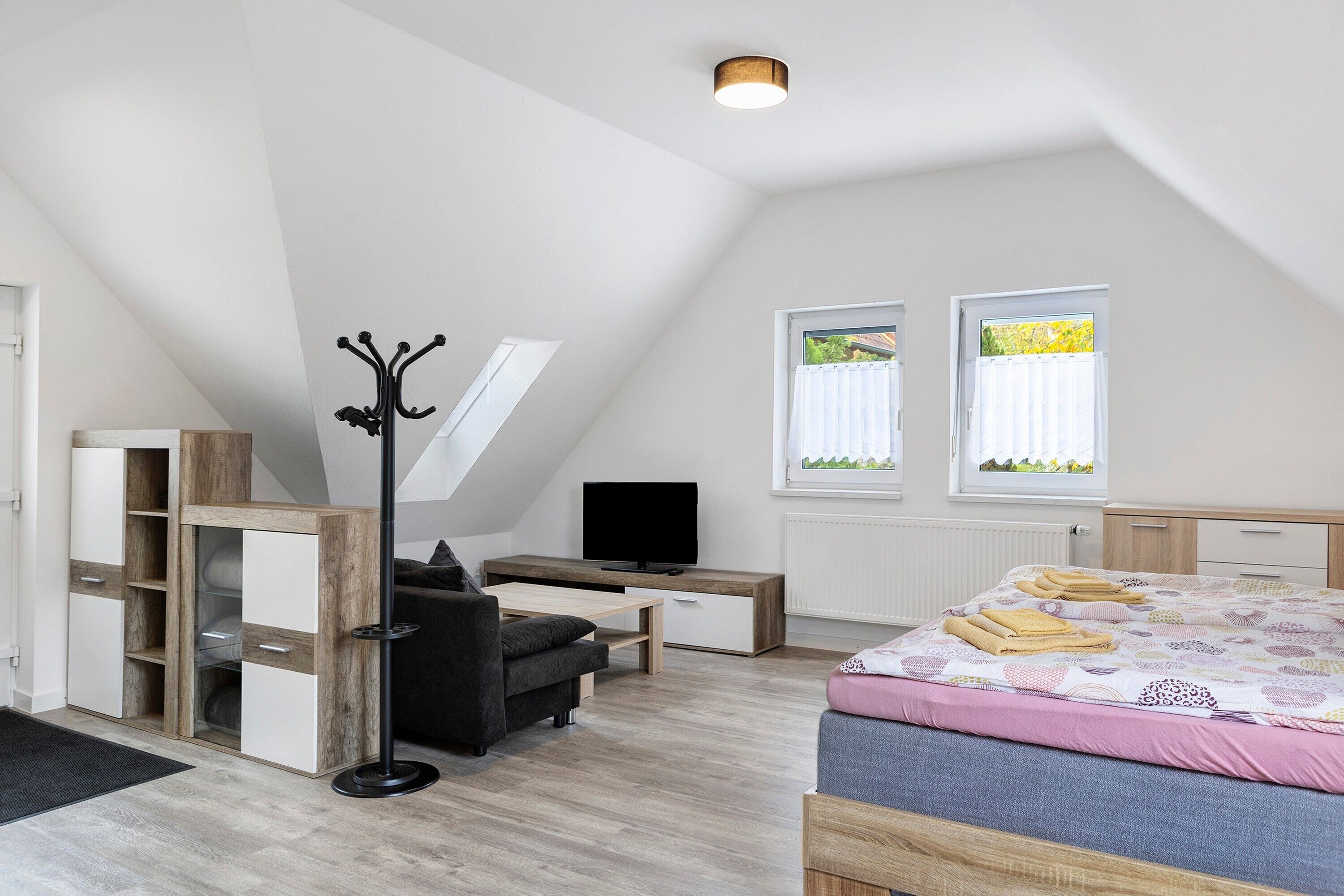 1 bedroom, desk, WiFi, bed sheets