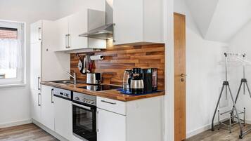 Frigorífico, microondas, horno y placa de cocina