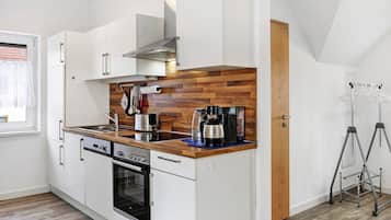 Cafetera y tetera, refrigerador, microondas y horno