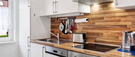 Réfrigérateur, four à micro-ondes, un four, surface de cuisson