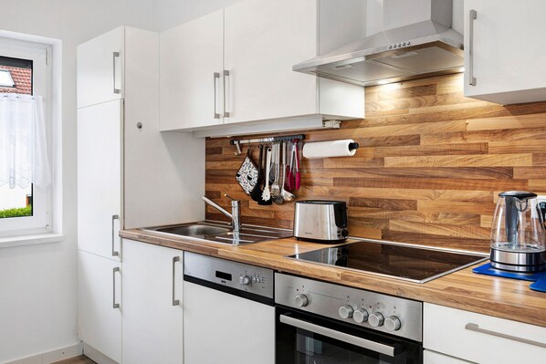 Réfrigérateur, micro-ondes, four, plaque de cuisson