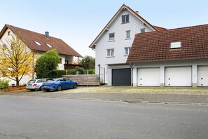 Un quartier résidentiel comprenant deux maisons, dont l’une est dotée d’un garage et l’autre d’une fenêtre de grenier bien visible.