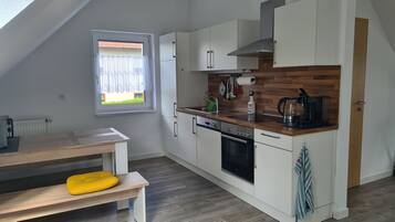 Een koelkast, een microgolfoven, een oven, een kookplaat