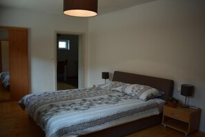 1 bedroom, travel cot, free WiFi