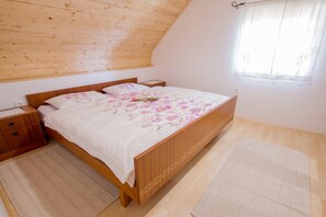 2 bedrooms, iron/ironing board, Internet